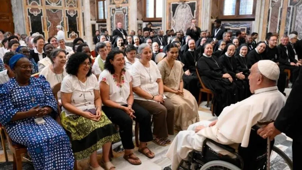 Imagem papa e religiosos do artigo Discernimento, formação e caridade: pedido do Papa aos religiosos