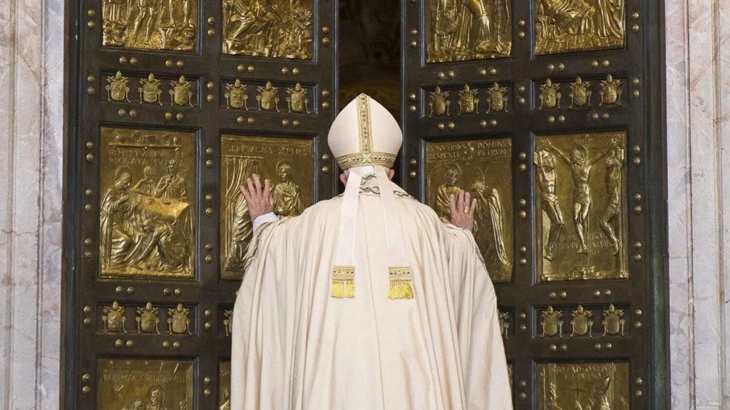 Imagem papa francisco na porta santa do artigo Santa Sé divulga comunicado sobre Abertura das Portas Santas