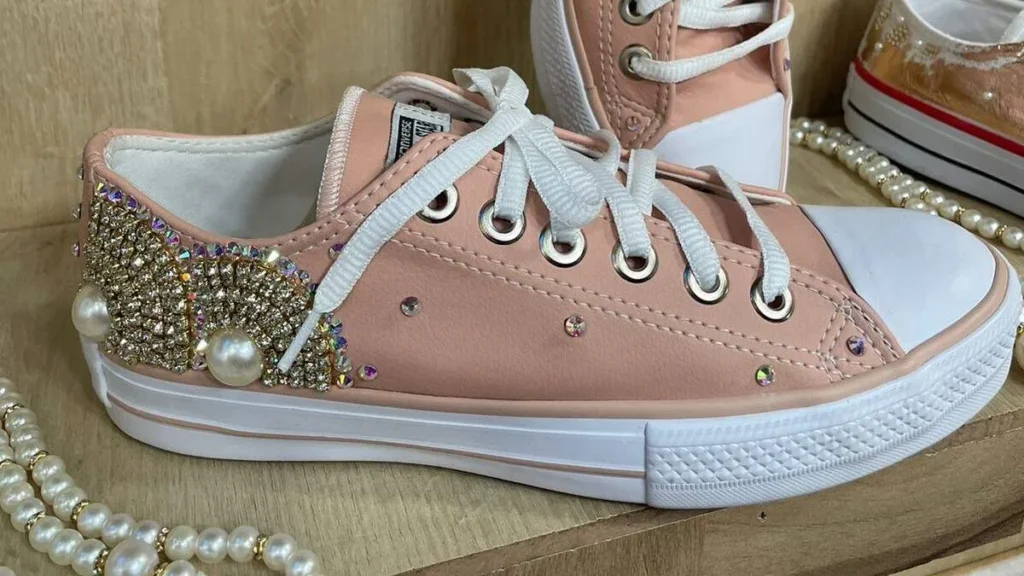 Imagem tenis personalizado com pedraria faca voce mesmo do artigo Tênis personalizado com pedrarias - Faça Você Mesmo