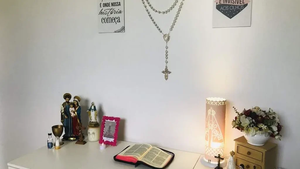 Imagem Altar em casa com biblia imagem de santo e velas do artigo 5 objetos de devoção para ter em seu quarto