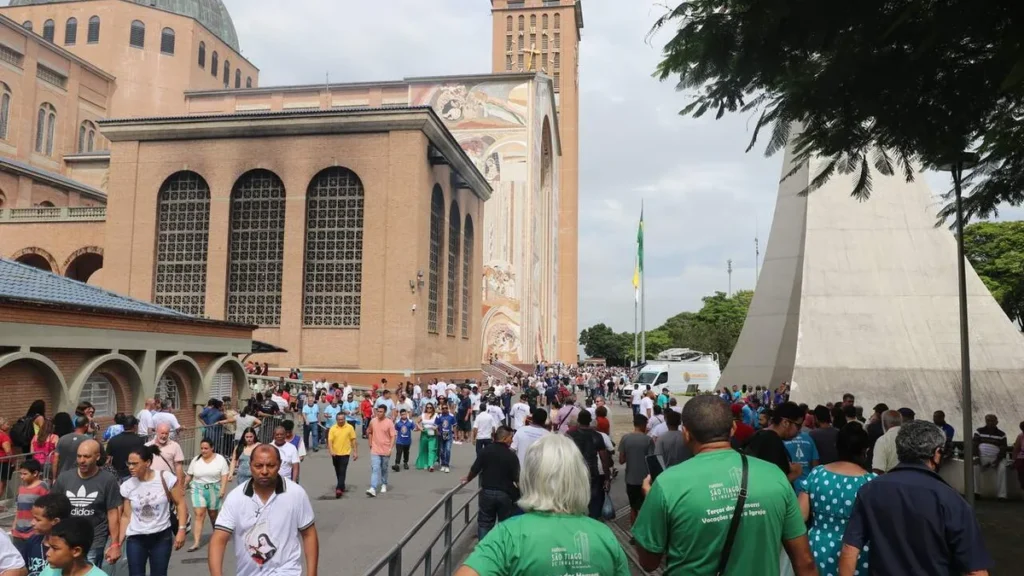 Imagem Movimento no Santuario Terco dos Homens 2023 do artigo Como a fé do povo simples construiu o maior santuário do Brasil