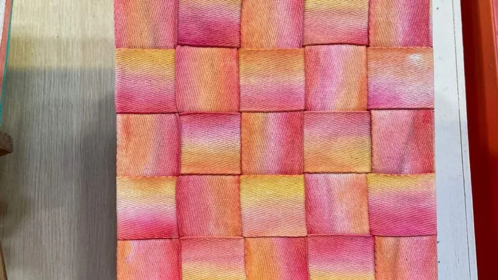 Imagem caixa de mdf revestida com trancado de cadarco de algodao tingido diy faca voce mesmo do artigo Caixa de MDF revestida com trançado de cadarço de algodão tingido (DIY) - Faça Você Mesmo