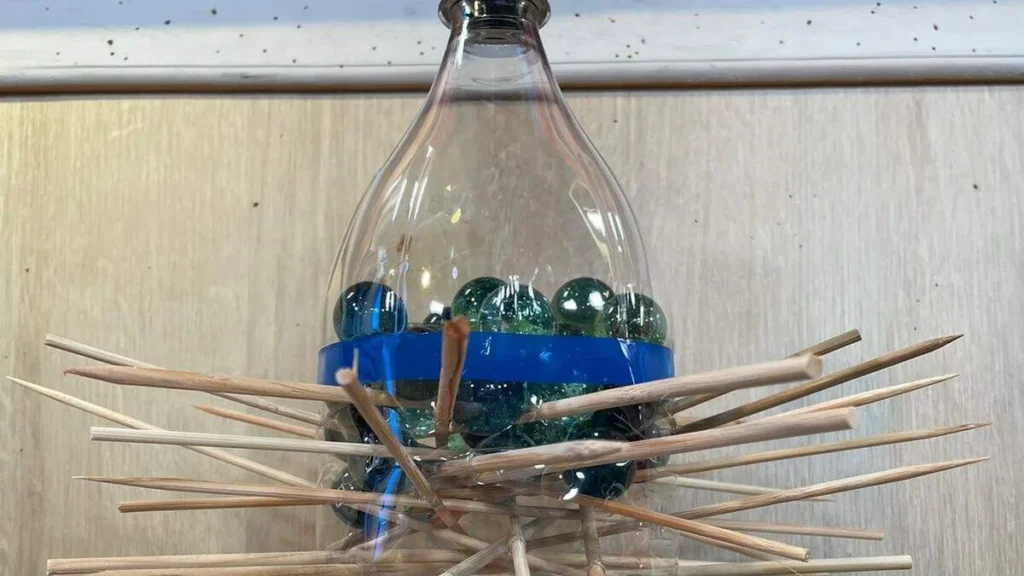 Imagem brinquedo cai nao cai com garrafa pet faca voce mesmo do artigo Brinquedo Cai não Cai com garrafa PET - Faça Você Mesmo