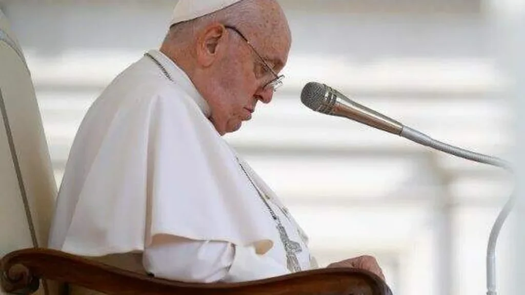 Imagem papa francisco com expressao pensativa do artigo Ao retomar Audiências Gerais, Papa destaca fraternidade como resposta ao ódio