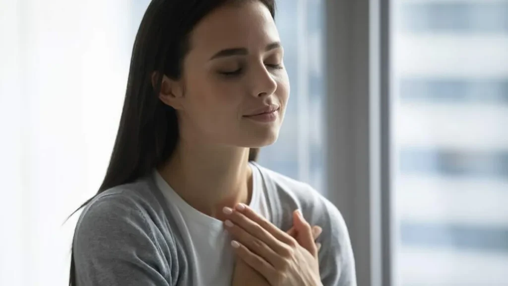 Imagem mulher jovem rezando com alegria do artigo A alegria de servir: o caminho da verdadeira felicidade