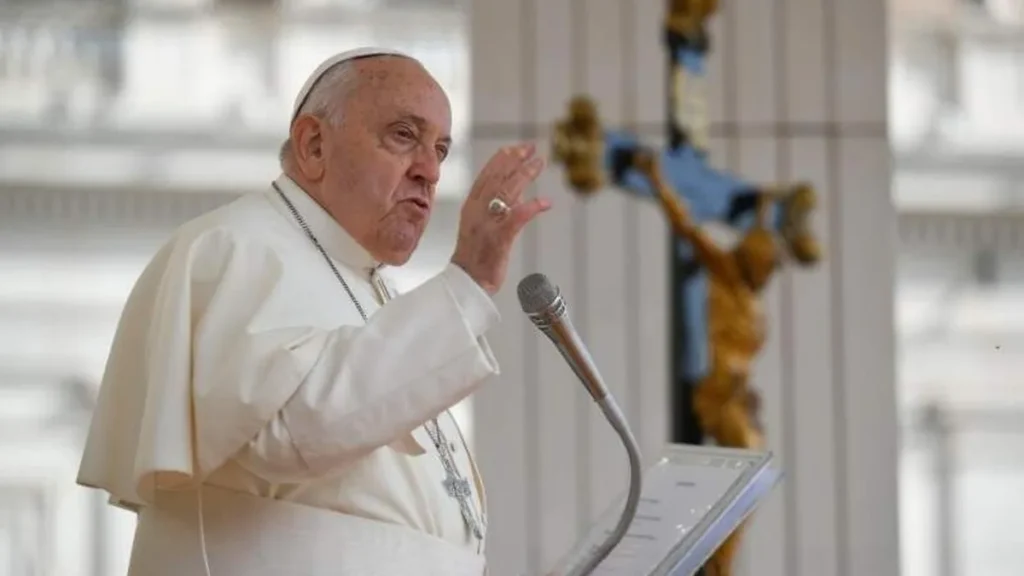 Imagem papa francisco falando no microfone do artigo Papa: "Se você for tolo e disser ao diabo ‘Como você está?’, ele o destruirá"