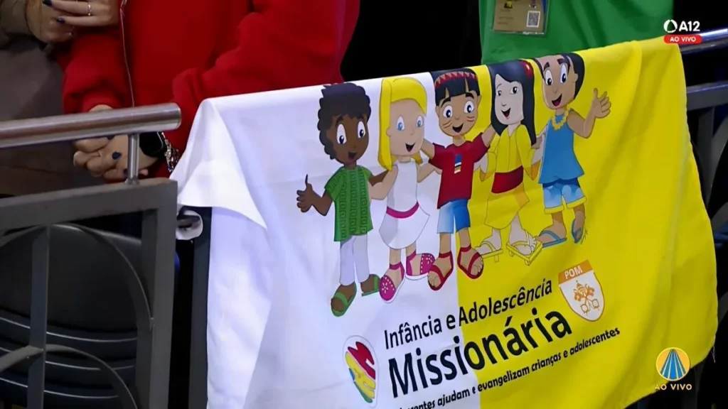Imagem Bandeira da Infancia e Adolescencia Missionaria na Missa de Encerramento do 2 Congresso Nacional da IAM do artigo 1º Congresso Nacional da Infância e Adolescência Missionária encerra com missa no Santuário