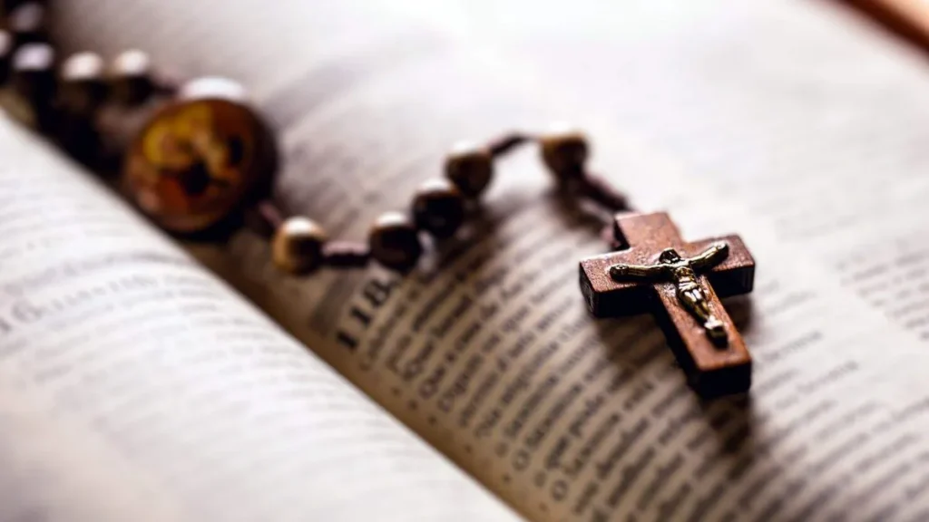 Imagem Biblia aberta com crucifixo do artigo O Livro de Ezequiel: Luzes para Viver o Ano Jubilar