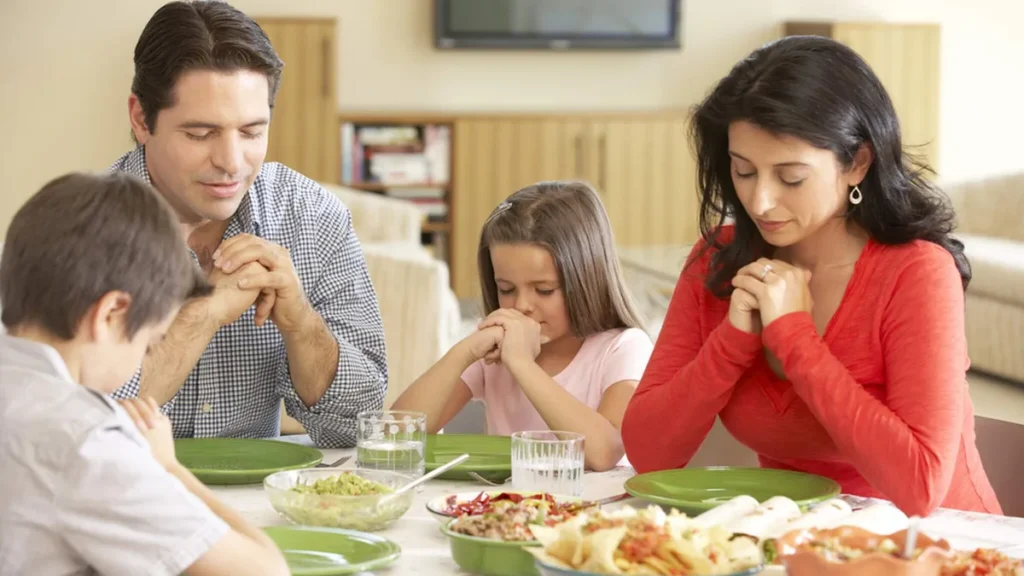 Imagem Familia em oracao do artigo Oração após as refeições