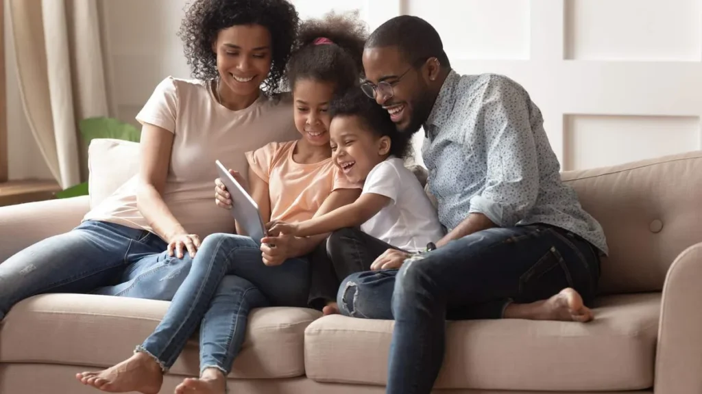 Imagem Familia reunida em um momento feliz do artigo Participar da vida do outro é amar