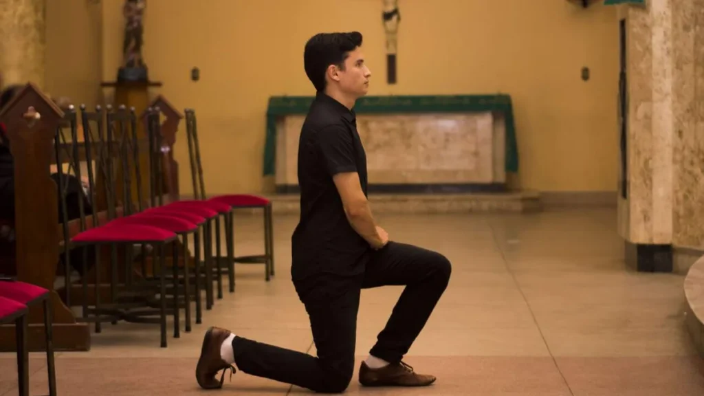 Imagem Genuflexao na Igreja do artigo Em que momento dobramos um dos joelhos na Igreja?
