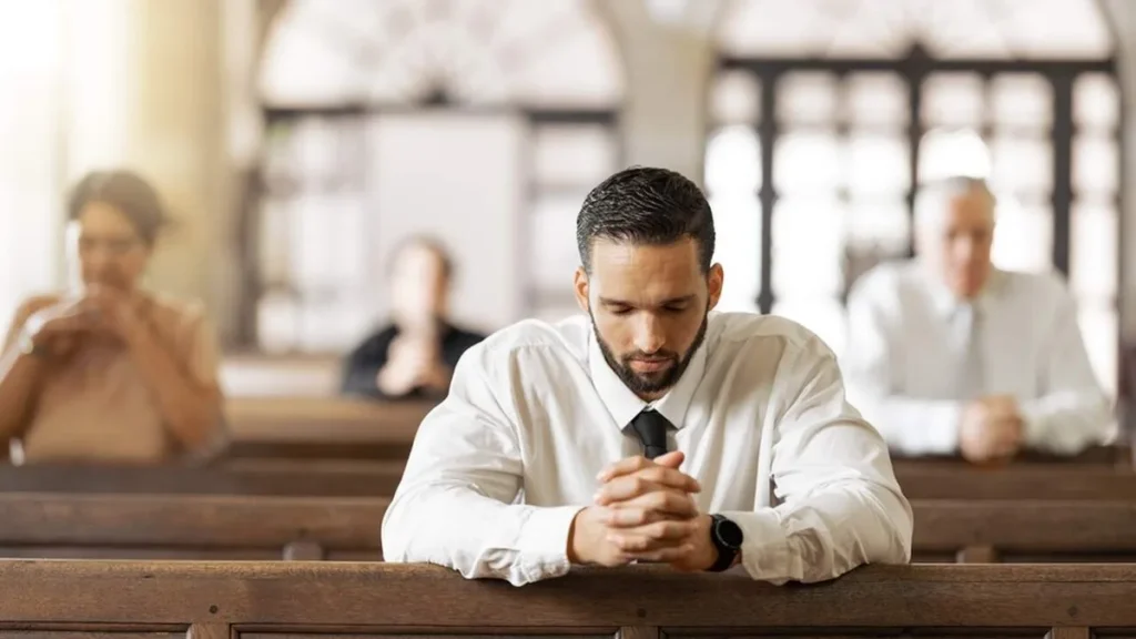 Imagem Homem orando na igreja do artigo Como viver o nosso propósito com a graça de Deus?