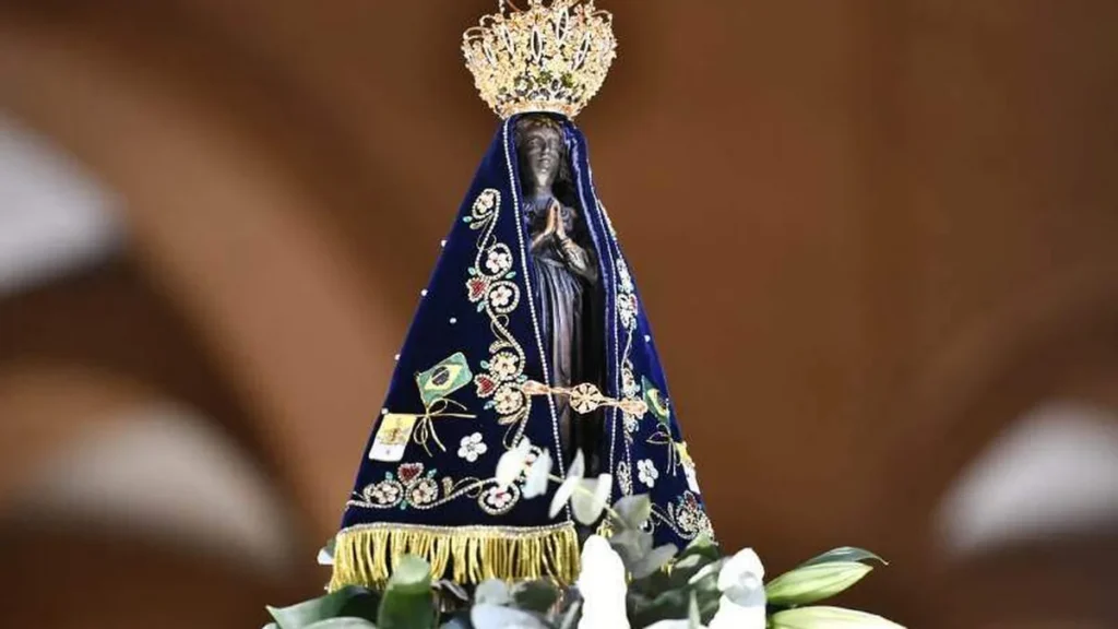 Imagem Imagem de Nossa Senhora Aparecida na Novena Solene do artigo Novena e Festa da Padroeira: você sob o manto de Nossa Senhora com a Rede Aparecida