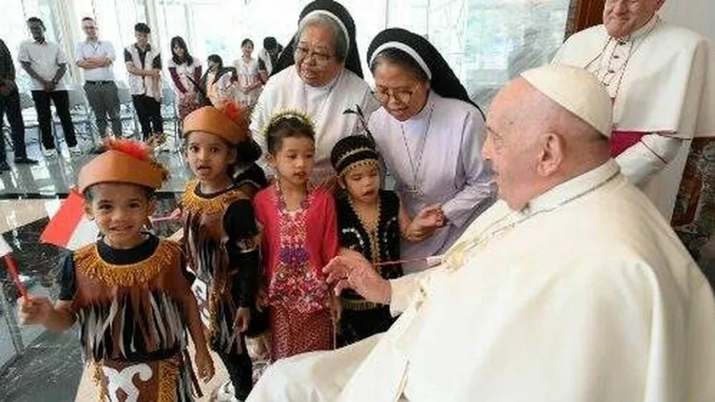 Imagem Papa na Indonesia do artigo Papa se encontra com órfãos, idosos, pobres e refugiados em Jacarta