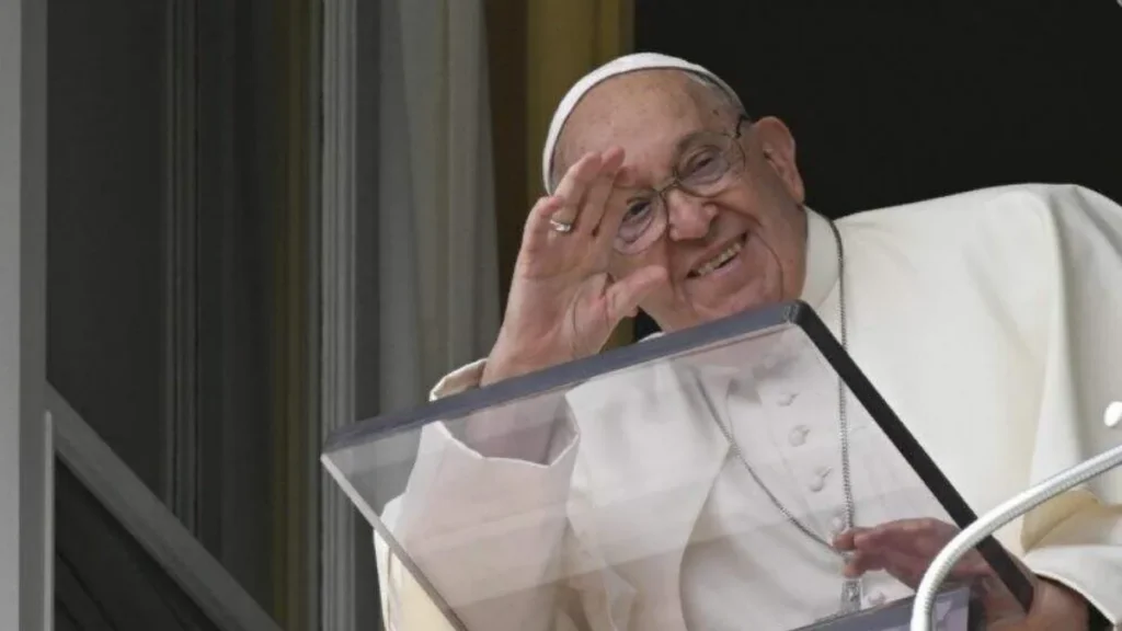 Imagem Papa sorrindo e acenando pela janela do artigo Angelus: Papa diz que o verdadeiro poder está no cuidado com os mais fracos