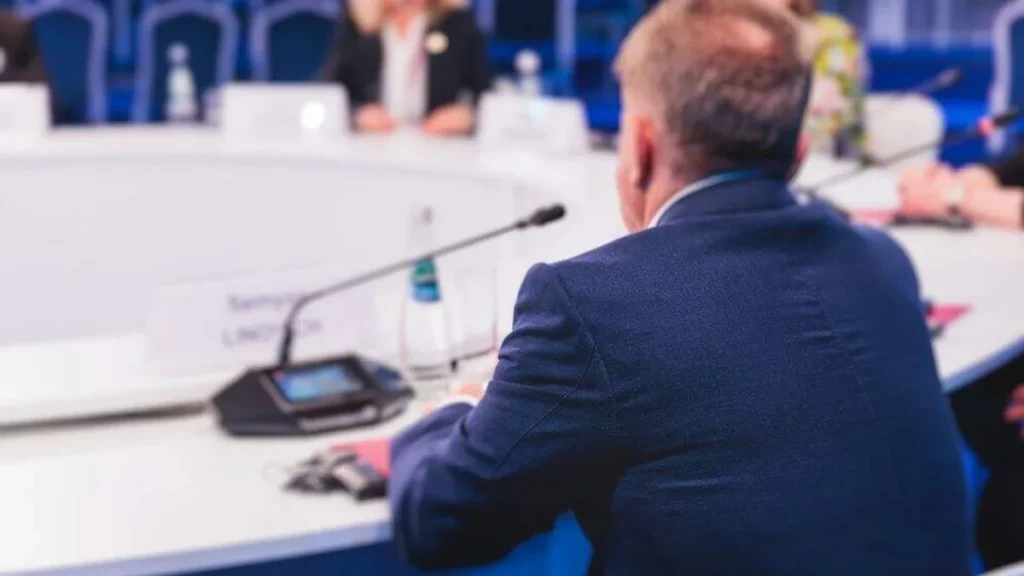 Imagem Vereadores em reuniao do artigo O poder legislativo municipal: conheça as funções de um vereador