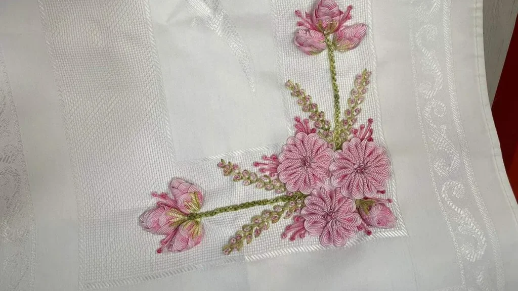 Imagem caminho de mesa bordado com sianinha faca voce mesmo do artigo Caminho de mesa bordado com sianinha - Faça Você Mesmo