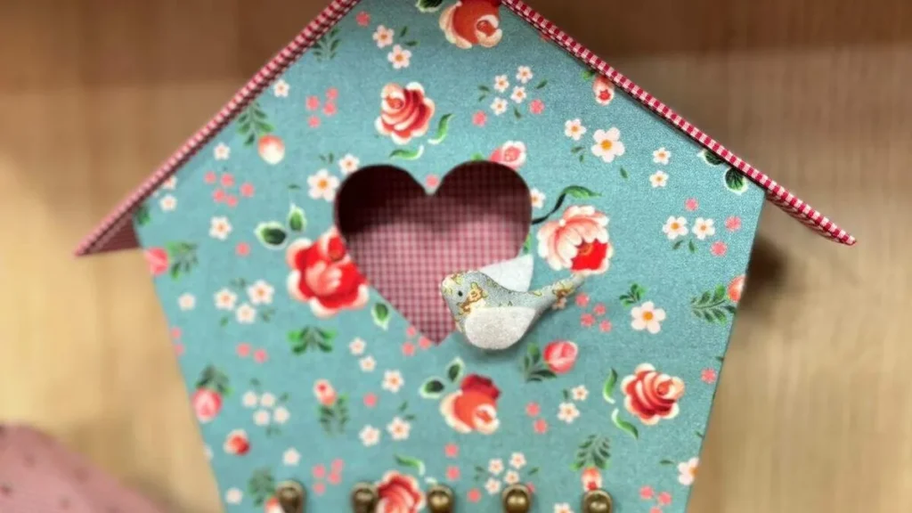 Imagem casinha porta chaves em cartonagem faca voce mesmo do artigo Casinha porta-chaves em cartonagem - Faça Você Mesmo