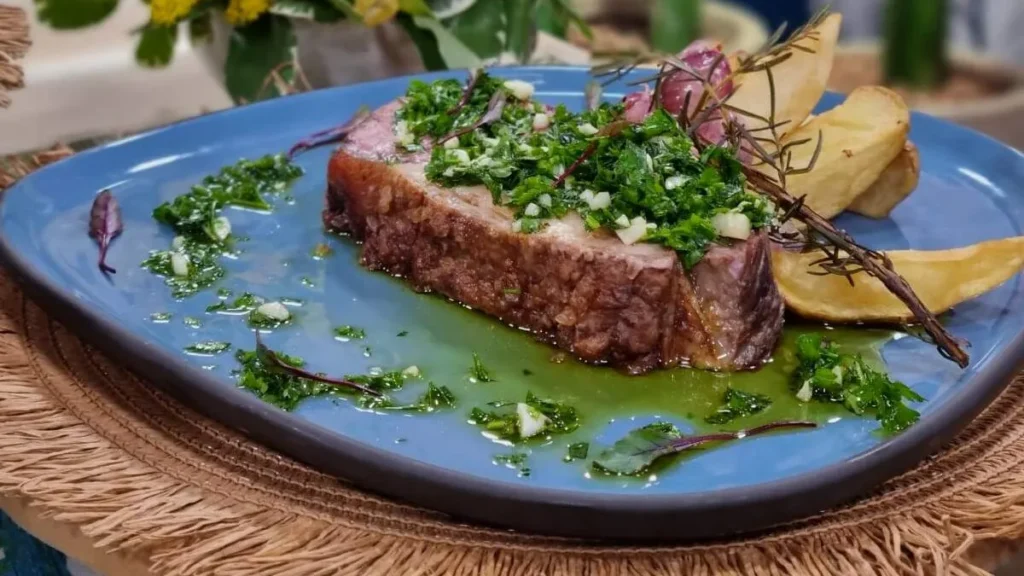 Imagem contra file com salsa verde e batatas rusticas santa receita do artigo Contra Filé com Salsa Verde e Batatas Rústicas - Santa Receita
