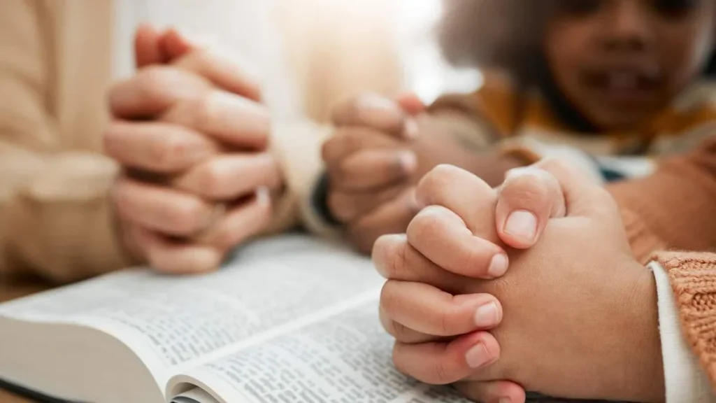 Imagem criancas biblia do artigo Mês da Bíblia: baixe palavras cruzadas para a catequese