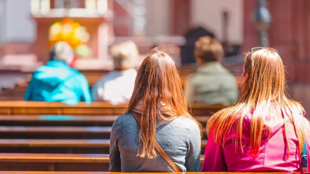 Imagem duas jovens na igreja do artigo O que a Bíblia me diz sobre meus irmãos?