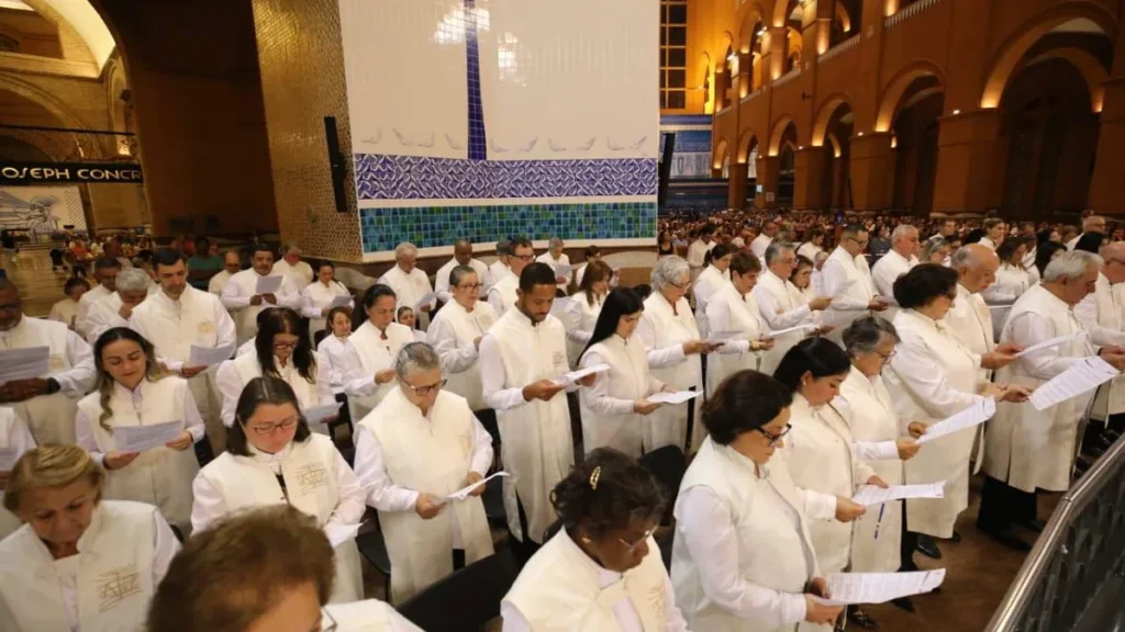 Imagem investidura dos leitores no santuario nacional do artigo Como se preparar para proclamar a Palavra de Deus na Santa Missa