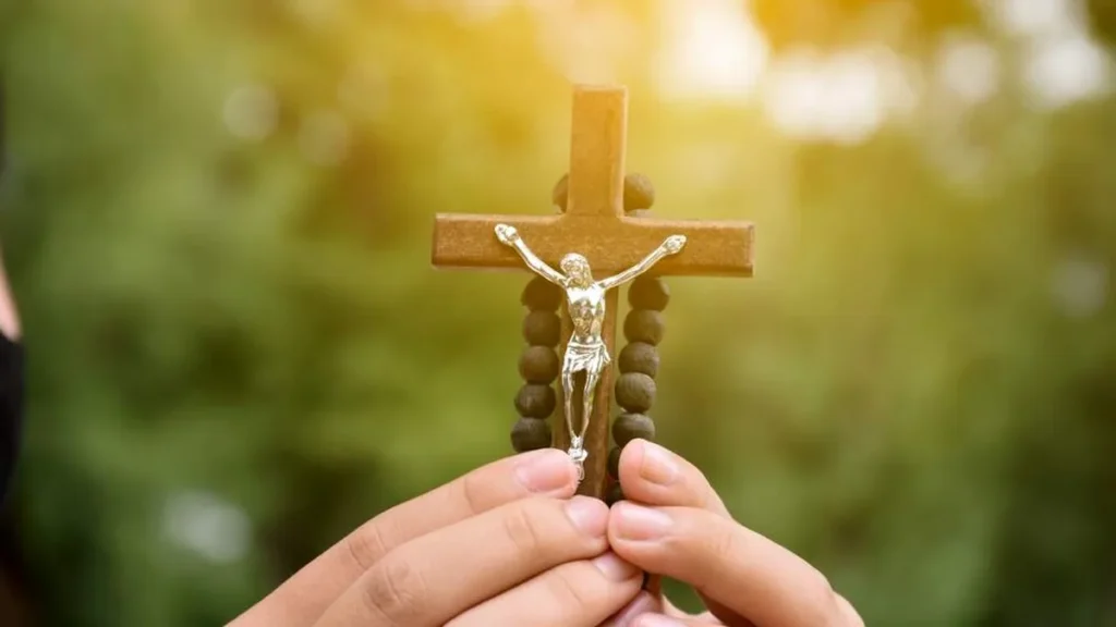 Imagem mao segurando um crucificado do artigo Por que celebramos a Exaltação da Santa Cruz com alegria?