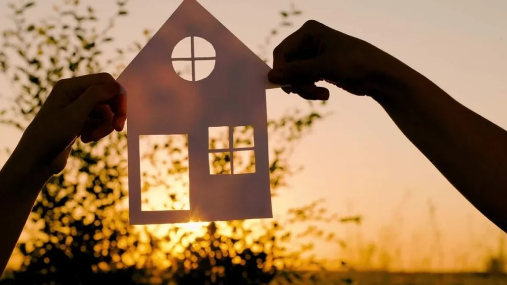 Imagem maos segurando uma casa feita de papel do artigo Saiba o que a Bíblia ensina sobre as famílias: valores e virtudes