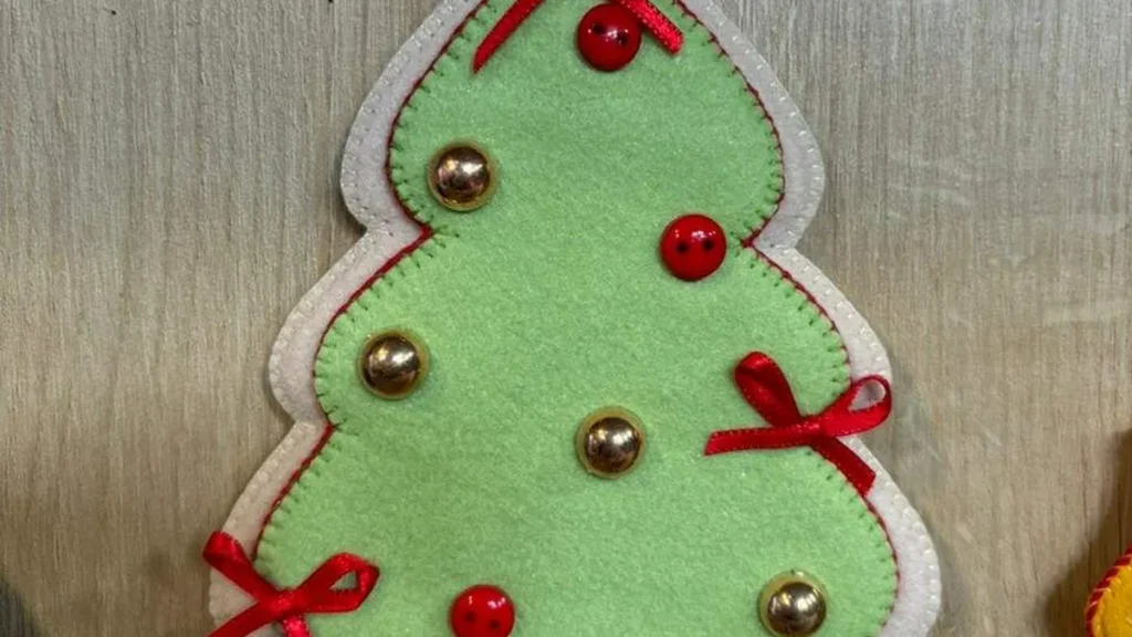 Imagem pinheiro pingente em feltro faca voce mesmo do artigo Pinheiro pingente de Natal em feltro - Faça Você Mesmo