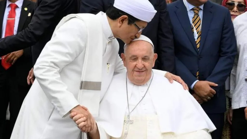 Imagem viagem papa jacarta 2024 do artigo Papa assina declaração inter-religiosa em Jacarta com chefe de mesquita