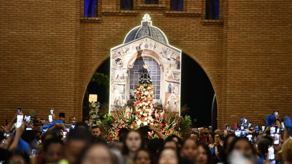 Entrada da Imagem de Nossa Senhora Aparecida ao lado dos devotos