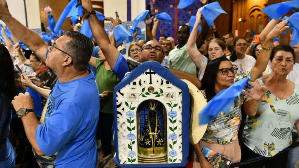 Devotos em noite de Novena Solene