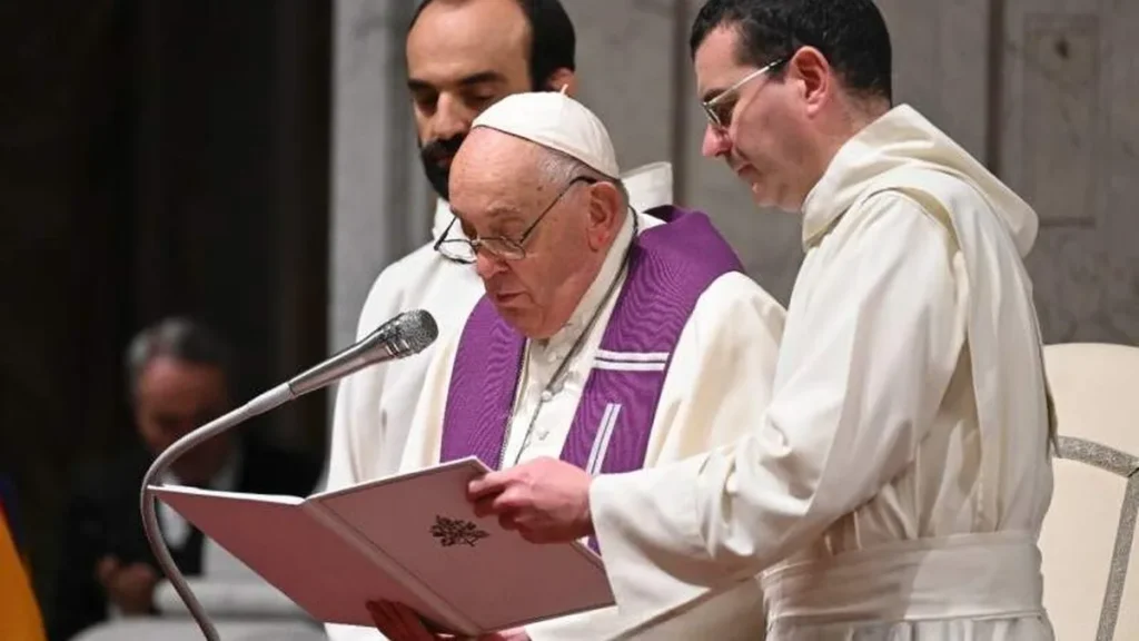 Imagem papa vigilia penitencial sinodo 2024 do artigo Pela primeira vez, Papa preside vigília penitencial no Sínodo dos Bispos