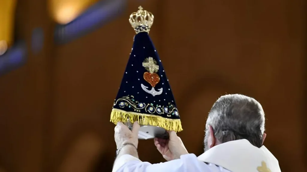 Imagem manto de Nossa Senhora Aparecida com o simbolo da ancora do artigo Nossa Senhora: Âncora de esperança e fé para os cristãos