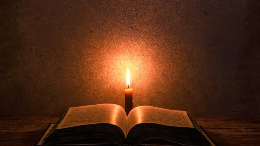 Imagem Luz e Biblia do artigo Como ser a luz de Deus para o próximo?
