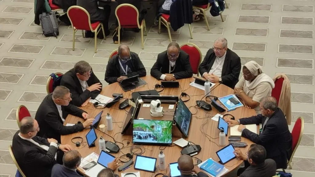 Imagem Brasileiros na mesa sinodo do artigo Desafios complexos exigem escuta e oração profunda, diz cardeal eleito no Sínodo