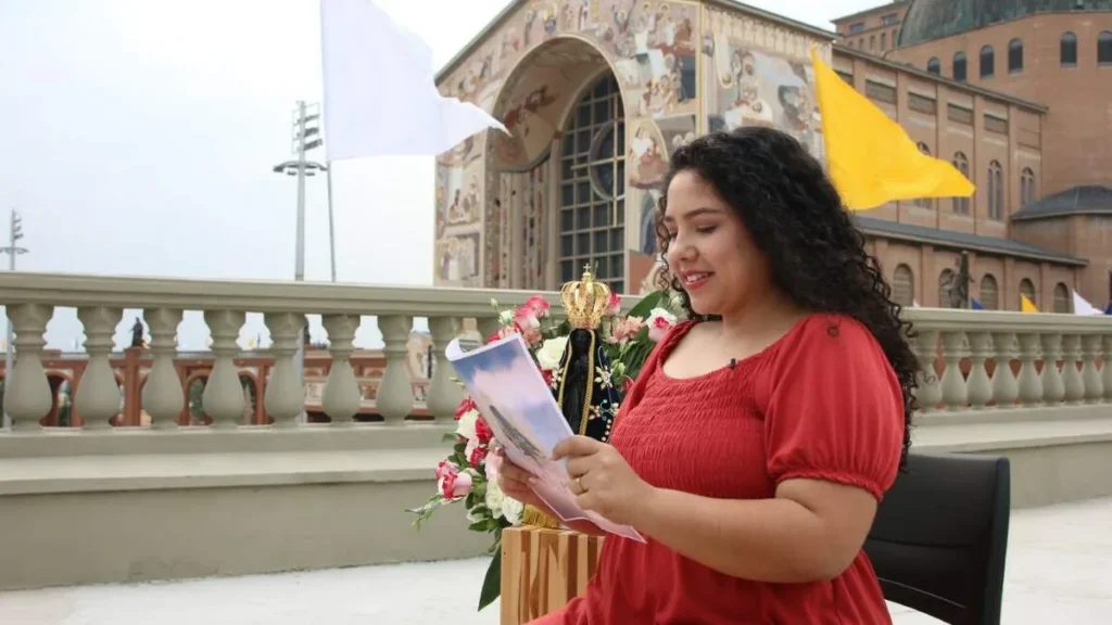Imagem jornalista do A12 lendo carta de devoto a padroeira do artigo Devoção à Mãe Aparecida: confira as cartas para a Padroeira