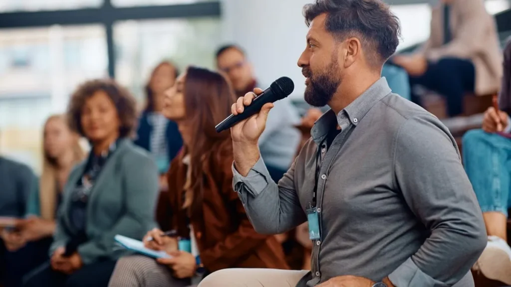 Imagem homem falando durante palestra do artigo Nova escola da PASCOM ensinará a comunicar com clareza e coração