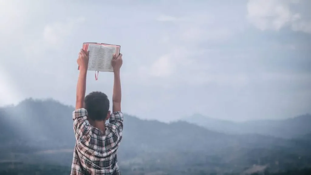 Imagem Menino segurando a Biblia para o ceu do artigo As missões ainda são necessárias no mundo de hoje?