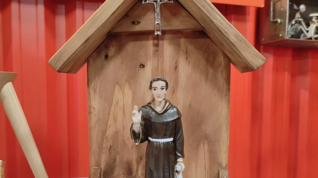 Imagem oratorio em madeira faca voce mesmo do artigo Oratório em Madeira - Faça Você Mesmo
