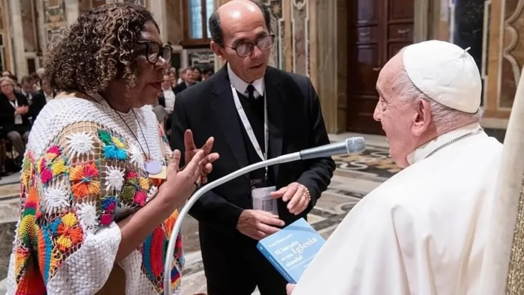Imagem Sonia Gomes e o Papa do artigo O protagonismo do leigo e da mulher em uma Igreja Sinodal