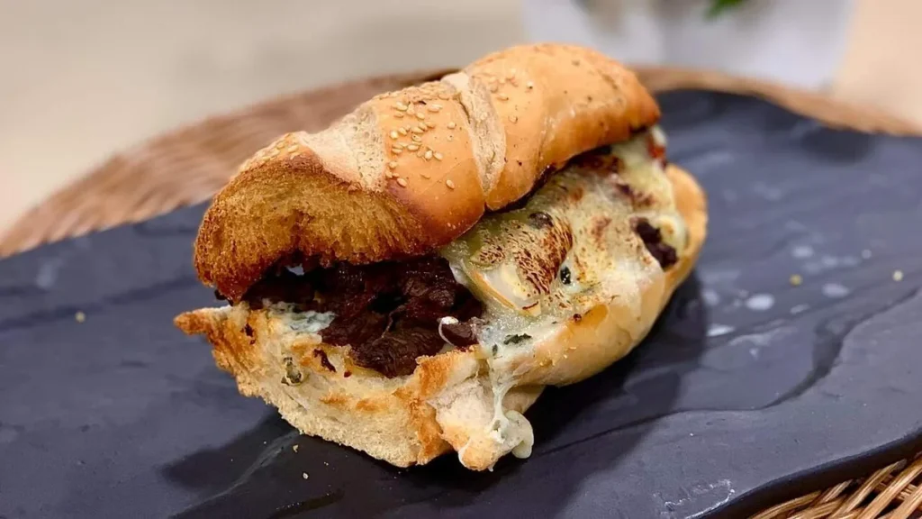 Imagem sanduiche de tiras de carne com gorgonzola santa receita do artigo Sanduíche de Tiras de Carne com Gorgonzola - Santa Receita