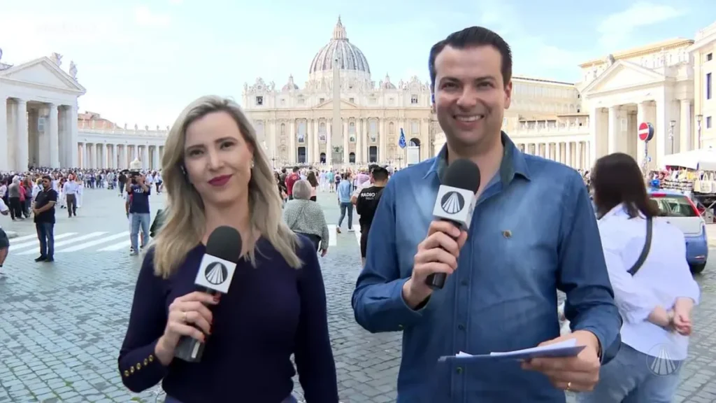Imagem Camila Morais e Irmao Alan reproducao do artigo Irmão Alan e Camila Morais acompanham a Canonização de 14 novos santos da Igreja Católica