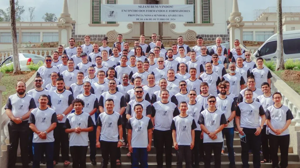 Formandos e Formadores na escadaria do Seminário Santo Afonso