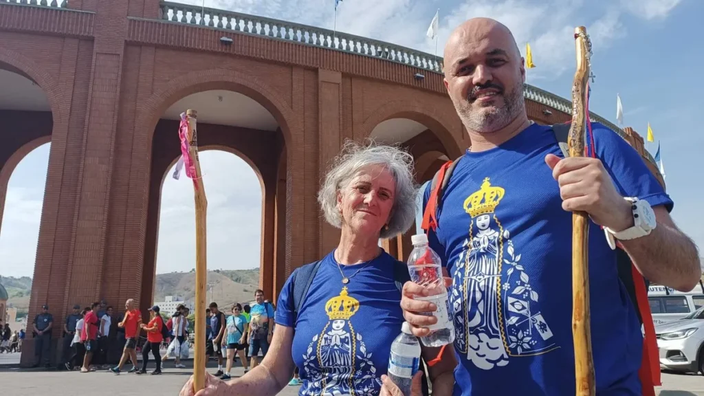 Fabiano Tumioto e Maria de Lurdes Tumioto, de Mauá (SP), ao chegarem ao Santuário Nacional