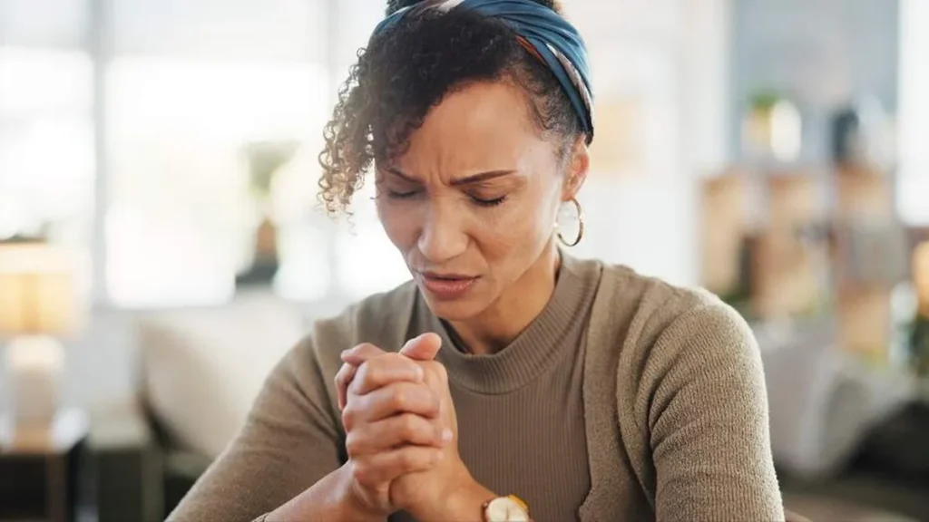 Imagem Mulher rezando do artigo O Espírito que vivifica: encontrando renovação pessoal e espiritual