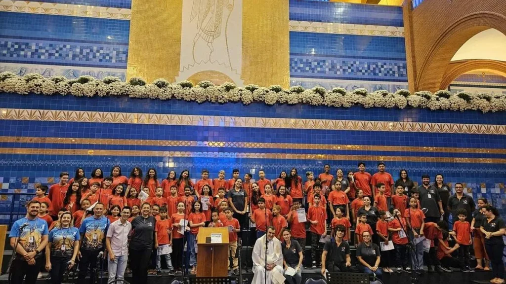 Crianças do CAS de Potim e de Aparecida cantam no coral durante a Novena no Santuário Nacional
