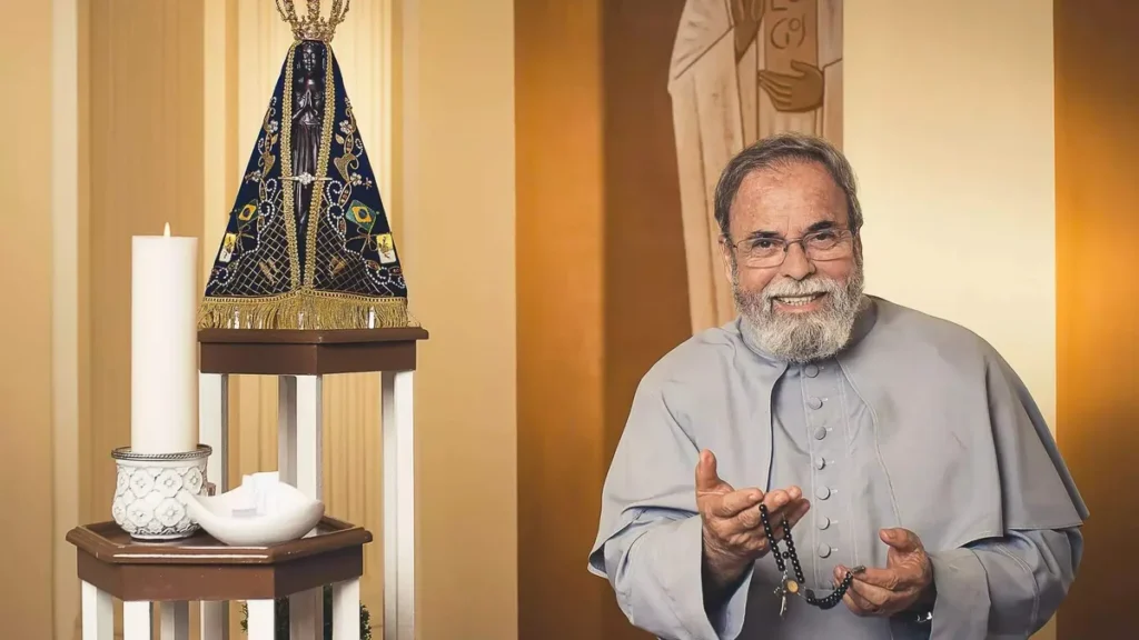 Imagem Padre Antonio Maria Terco do artigo Padre Antônio Maria abençoa a peregrinação dos romeiros com oração