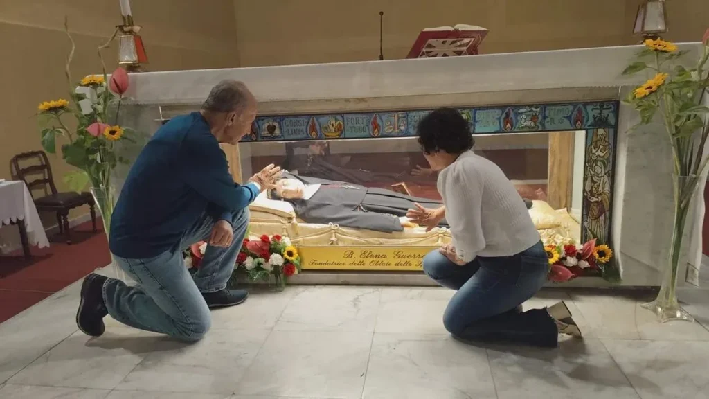 Imagem Paulo e Roseli no tumulo de Elena Guerra do artigo Miraculado brasileiro testemunha a intercessão de Santa Elena Guerra