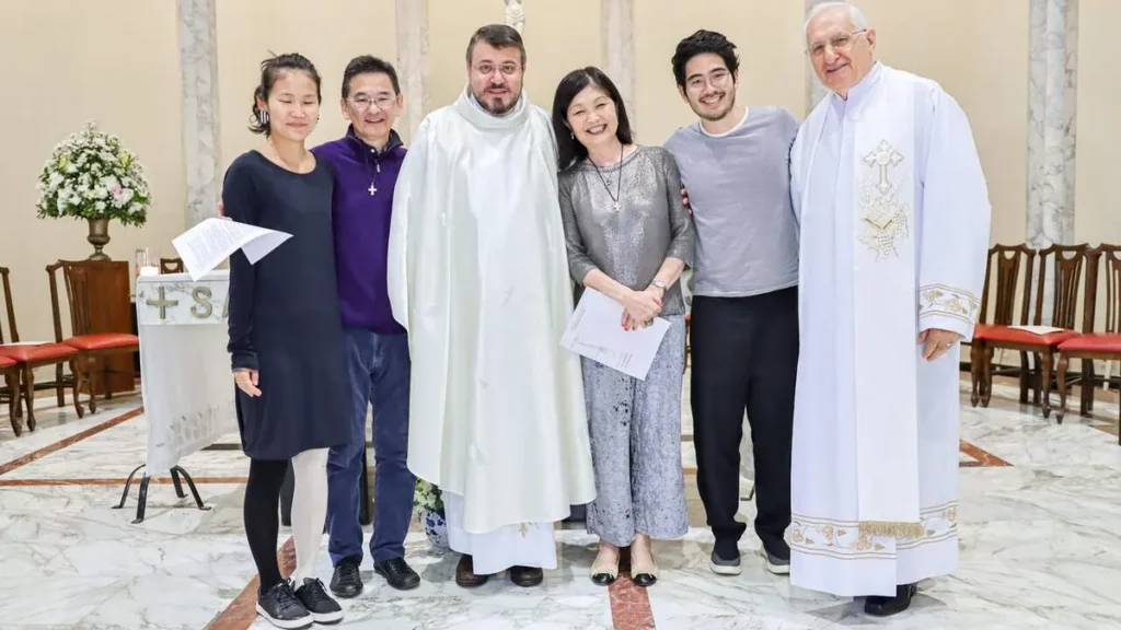 Novos Oblatos, com os filhos e os padres Marlos Aurélio e Alberto Pasquoto
